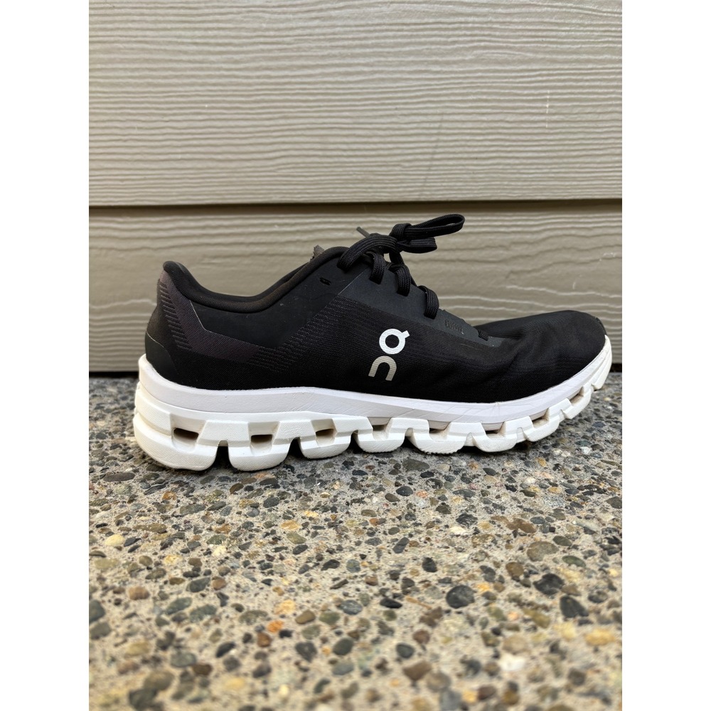 On Running Cloudflow 4 Women's 7.5 Black White Running Shoes 3WD30110299 - Picture 2 of 10
